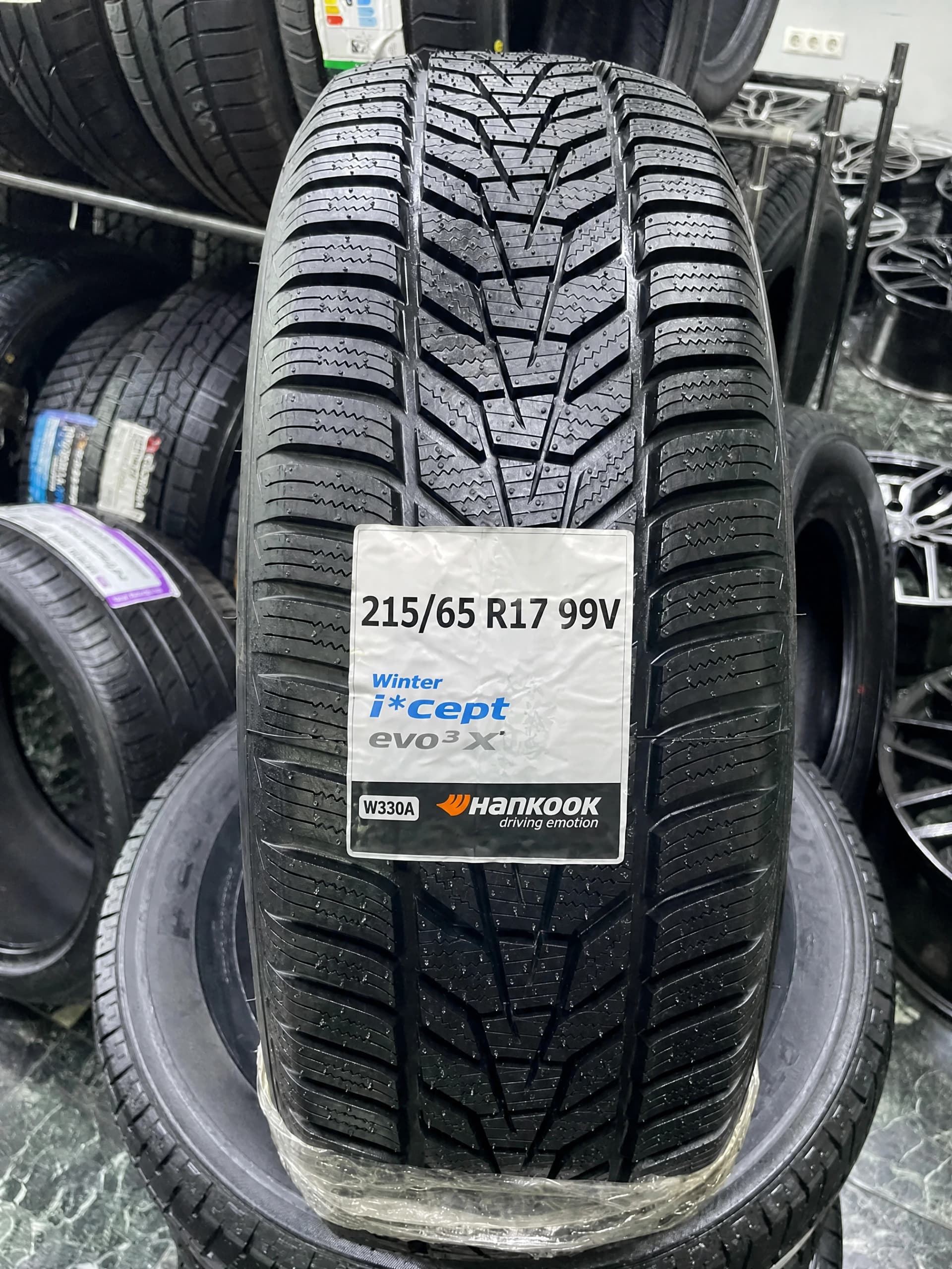 Hankook W330A i cept Evo3 215/65 R17 99V