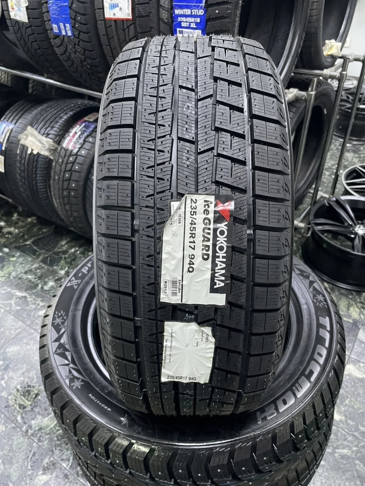 Yokohama Ice Guard IG60A 235/45 R17 94Q
