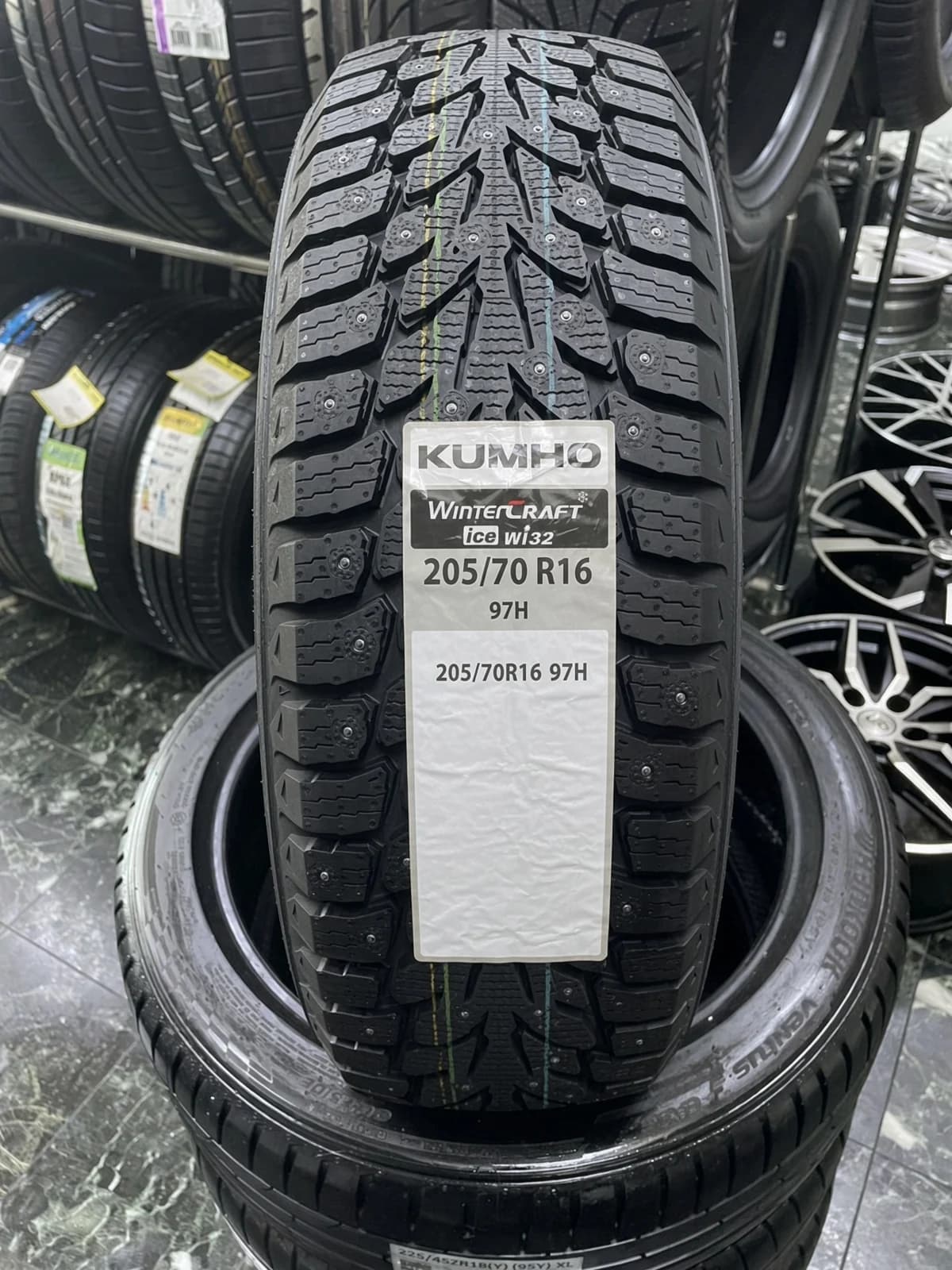 Kumho Wintercraft WI32 205/70 R16 97H