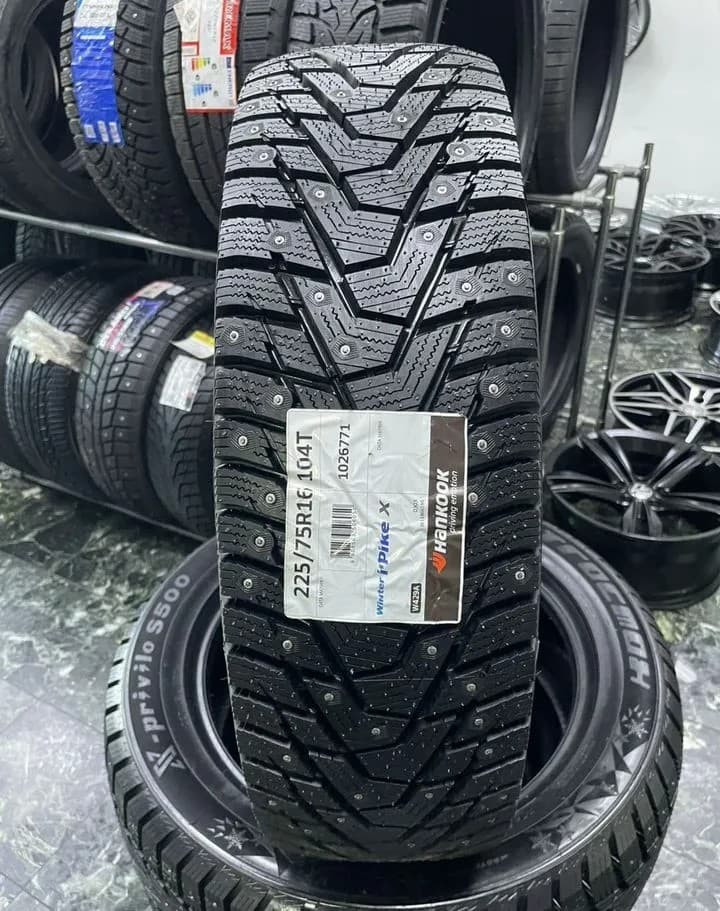 Hankook W429A i Pike X 225/75 R16 104T